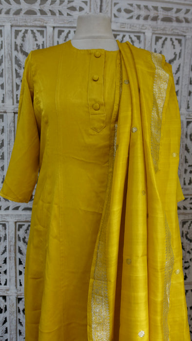 Ochre Salwar Kameez With Banarsi Silk Dupatta - UK 18 / EU 44 - Preloved